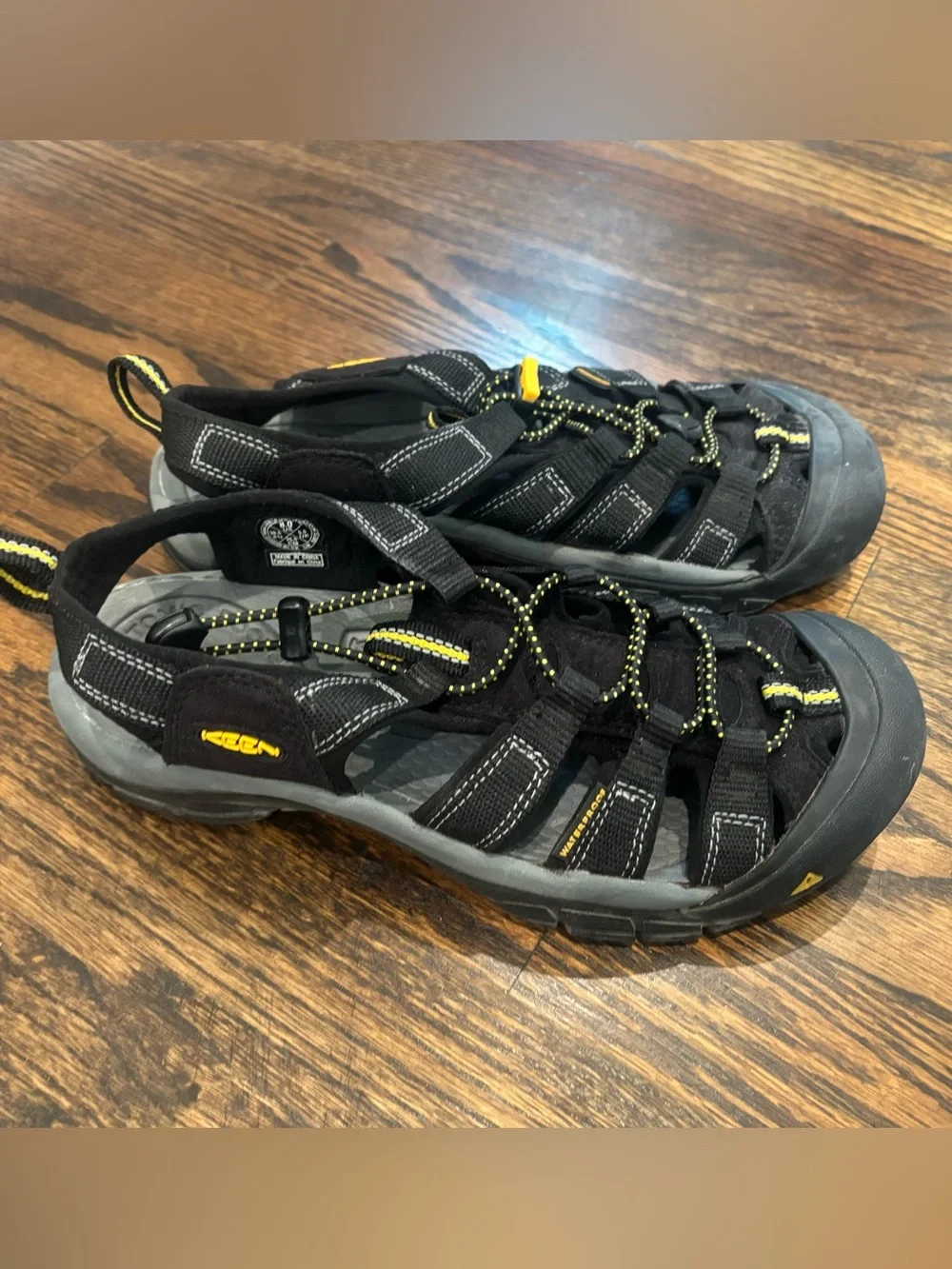 KEEN Newport H2 Black Outdoor Sandals with Yellow Accents men’s size 8